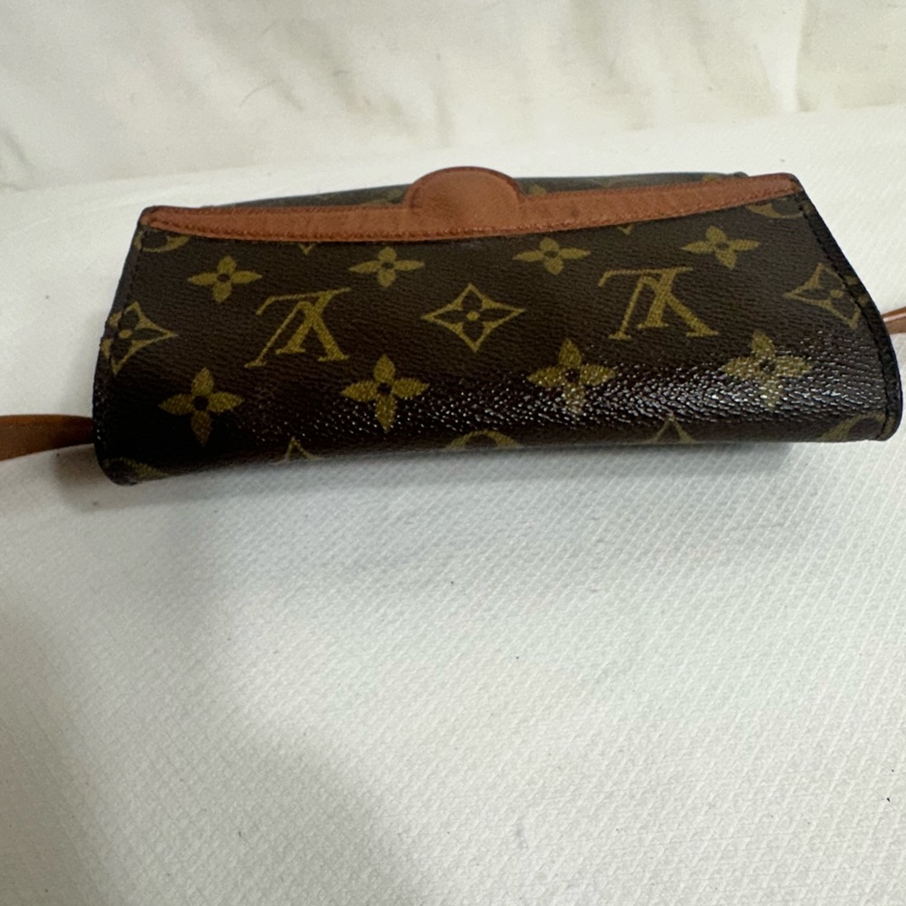 Louis Vuitton Purse - Picture 6 of 11